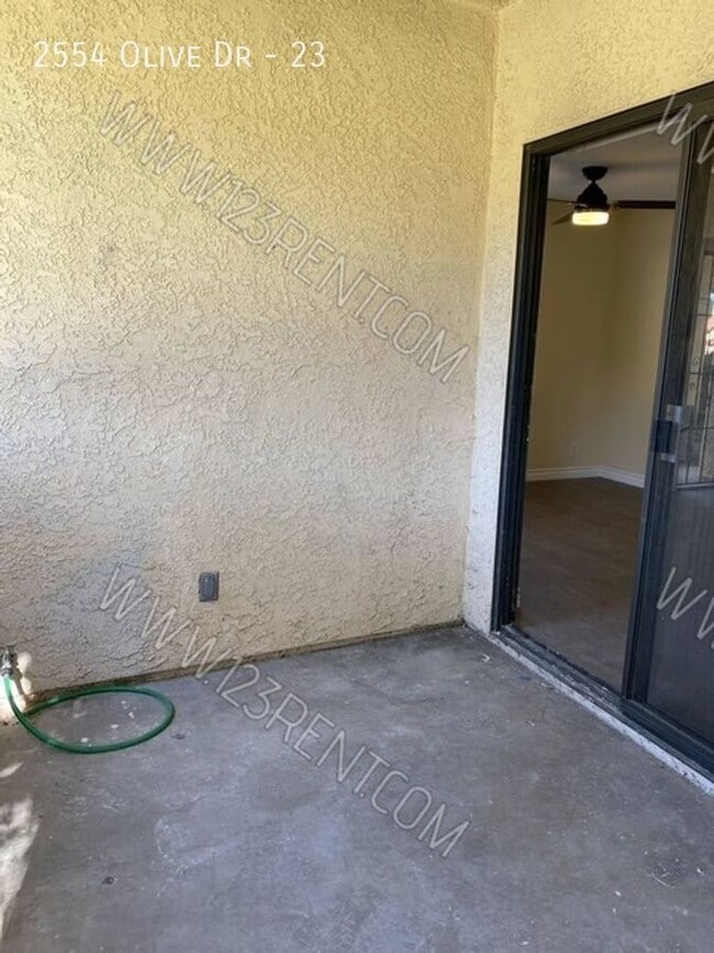 Building Photo - 2554 Olive Dr