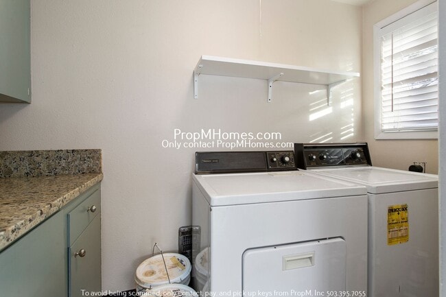 Building Photo - Charming 2 Bedroom Duplex in SW Portland!
