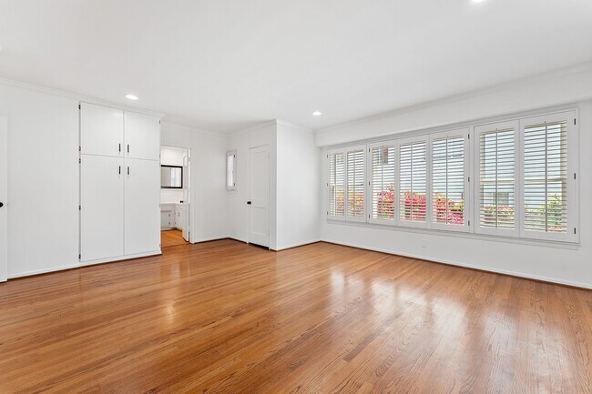 Building Photo - 11053 Strathmore Dr