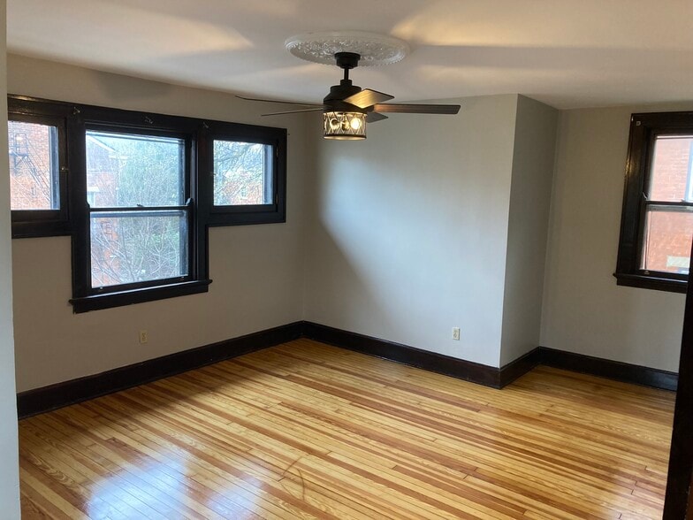 Large bedroom with lots of windows - 1122 Holman Ave