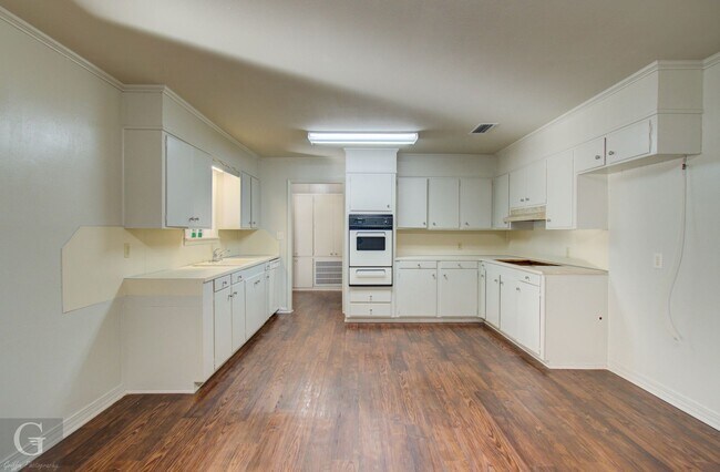 Building Photo - 4 bedroom 2.5 bathroom **$300 OFF 1ST MONTH