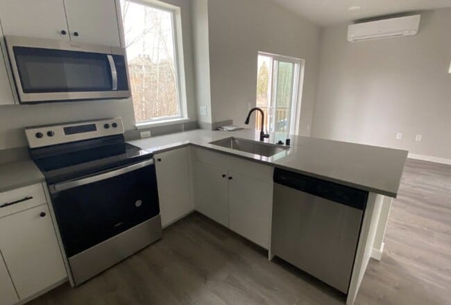 Building Photo - Modern 3-Bedroom Home Backing to Greenbelt in Meridian!