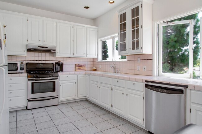 Kitchen - 3424 Marathon St