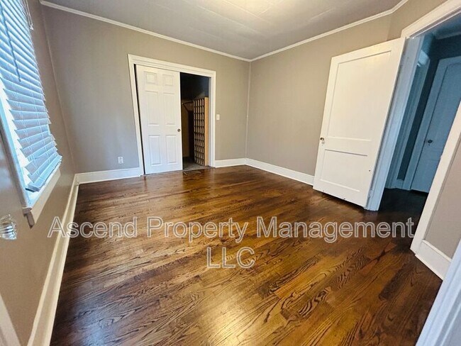 Building Photo - 215 S Moore Rd