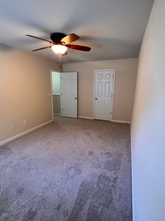 Building Photo - Convenient South Asheville two story, end ...