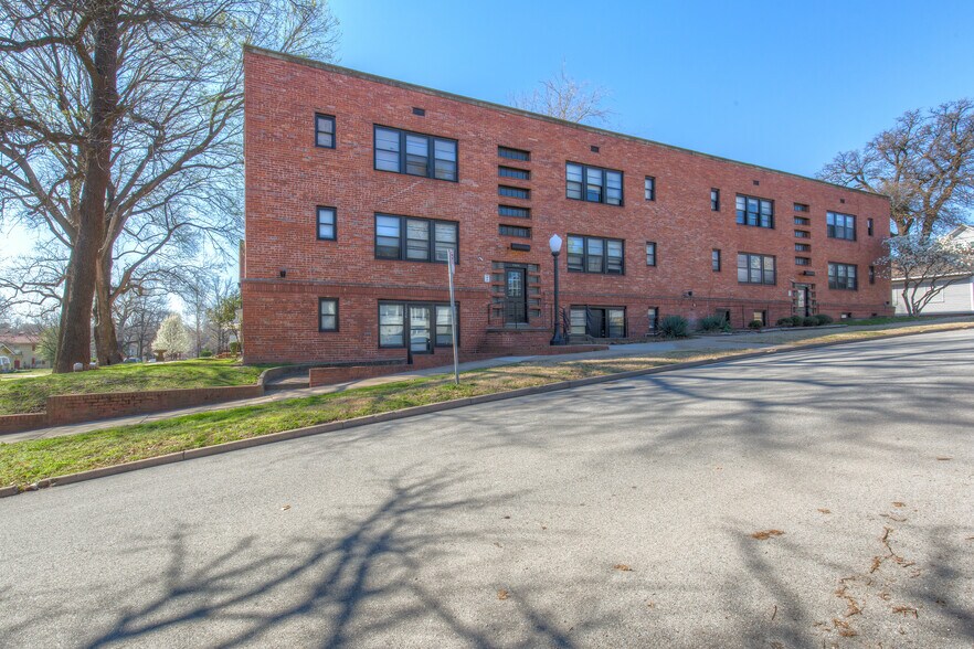 Building Photo - 1524 E 17th St