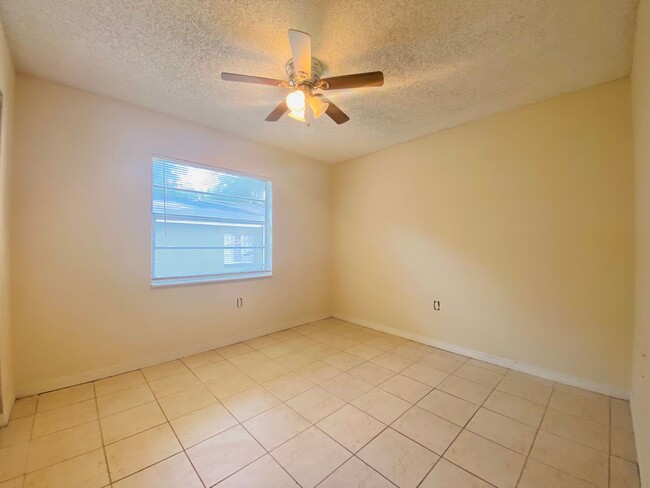 Building Photo - 2 BED / 1 BATH DUPLEX