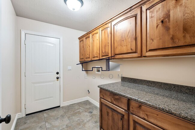 Building Photo - Large Riverdale 4 Bedroom 3.5 Bathroom Tow...