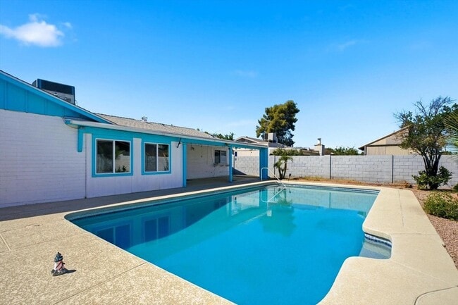 Building Photo - 656 W Pecos Ave