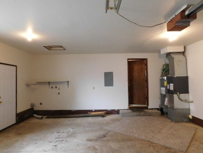Building Photo - 3Bd/2Ba Single Story House - Available Soon!