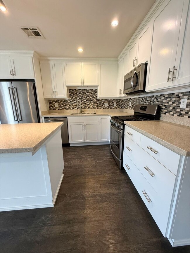 Building Photo - Beautiful 3 Bedroom 2 Bath Single Family Home AVAILABLE NOW!!