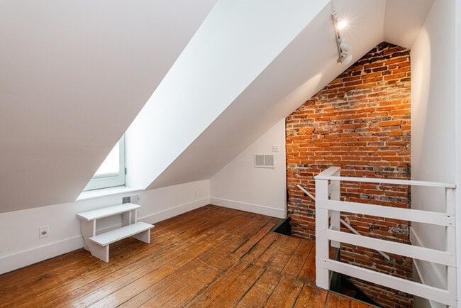 Building Photo - 3 Bedroom with Fenced in rear yard