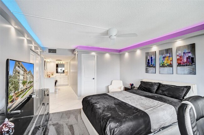 Building Photo - 1150 Hillsboro Mile Unit 1016