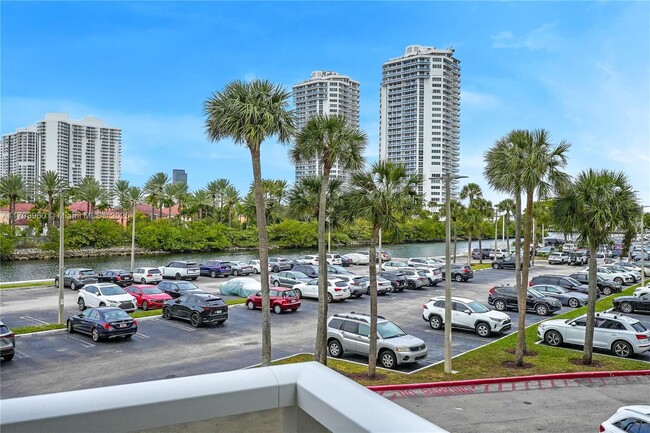 Building Photo - 3701 N Country Club Dr