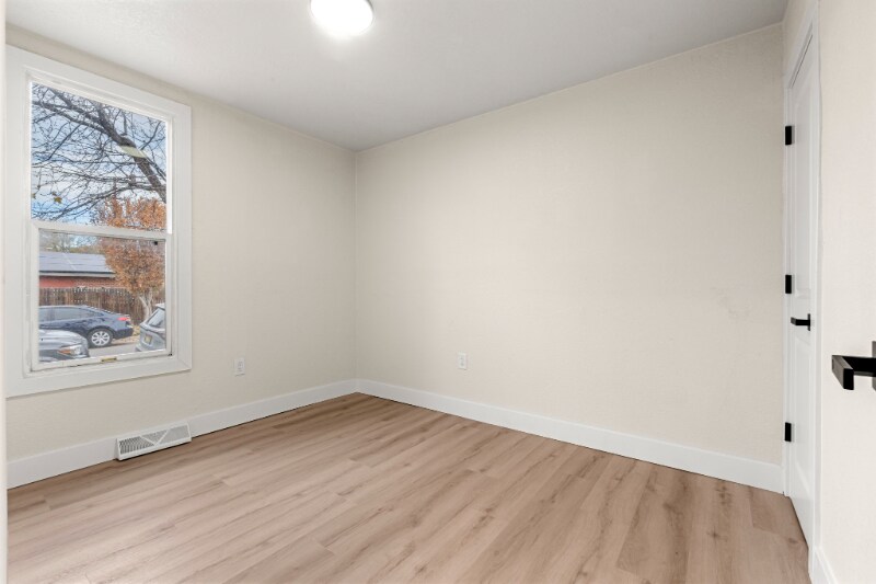 Building Photo - 706 E Dakota Ave