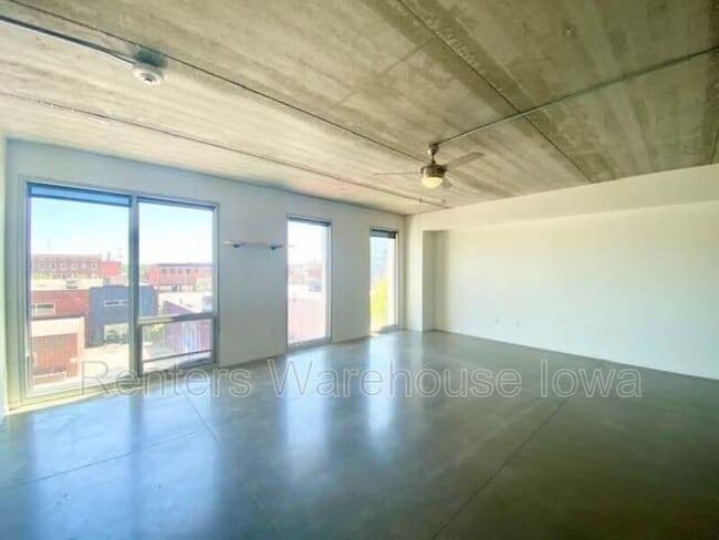 Building Photo - 350 E Locust St