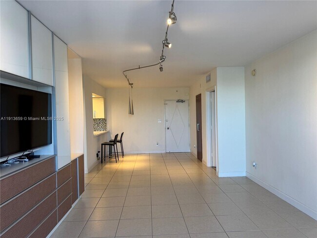 Building Photo - 5600 Collins Ave