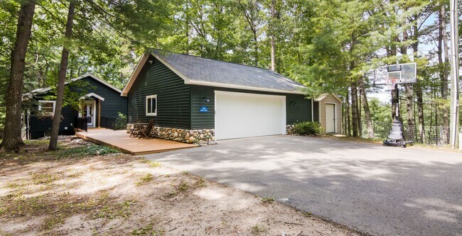 Building Photo - Lakefront Living on Arbutus Lake Near Traverse City 4-Month Minimum Lease Terms