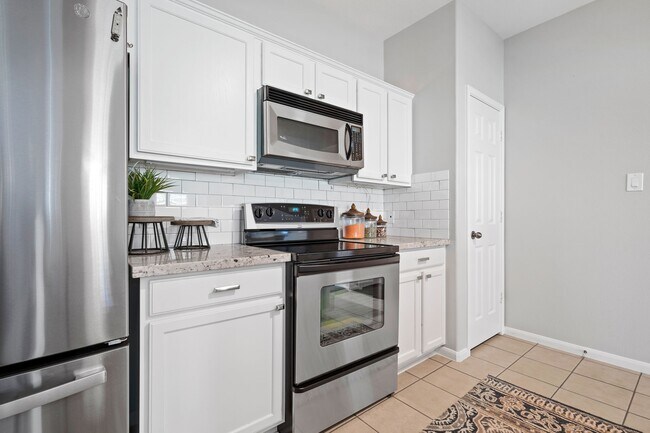 Building Photo - 6607 Lake Woodlands Dr