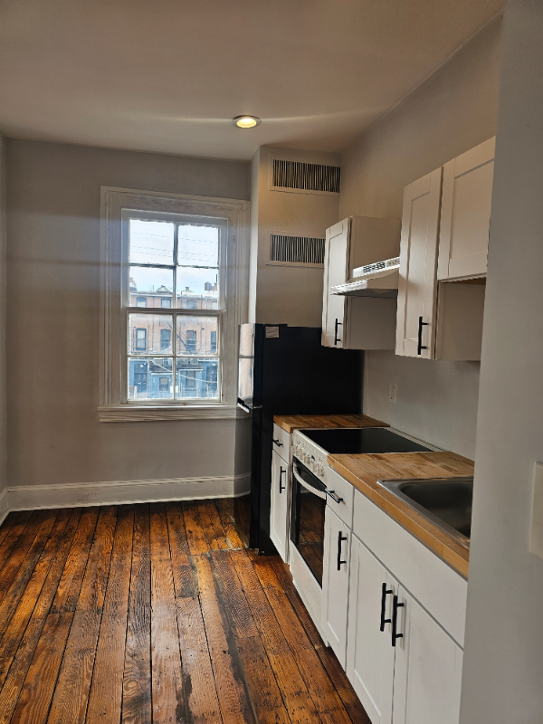 Building Photo - 2116 N Charles St