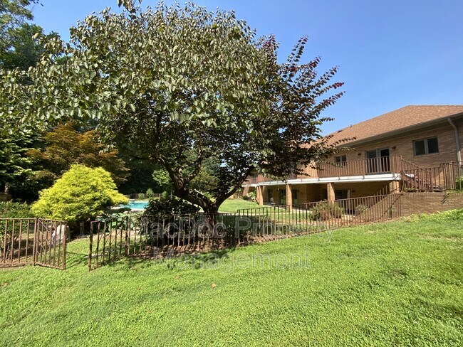Building Photo - 11225 N Club Dr