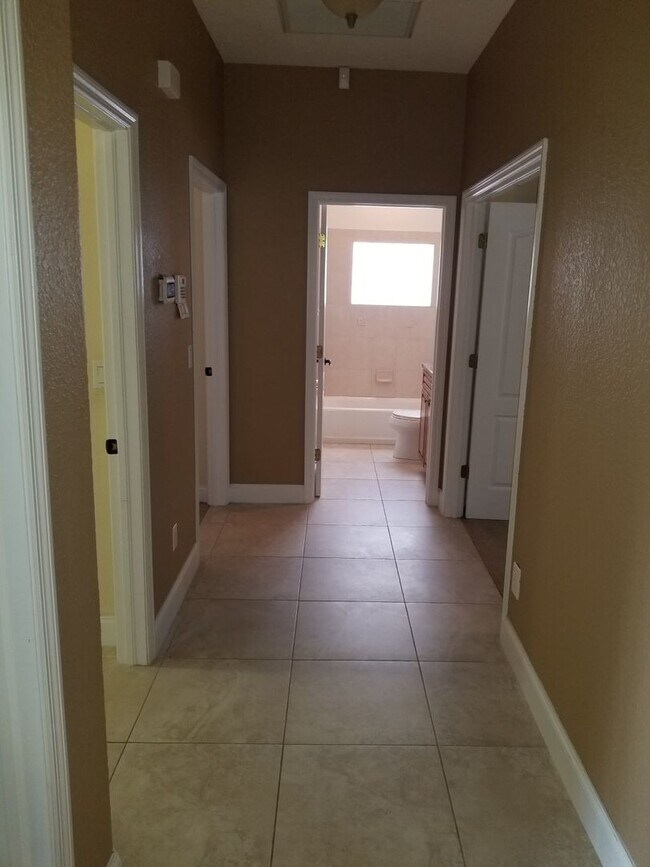 Building Photo - THREE BEDROOM NORTHEAST ST. PETERSBURG HOME