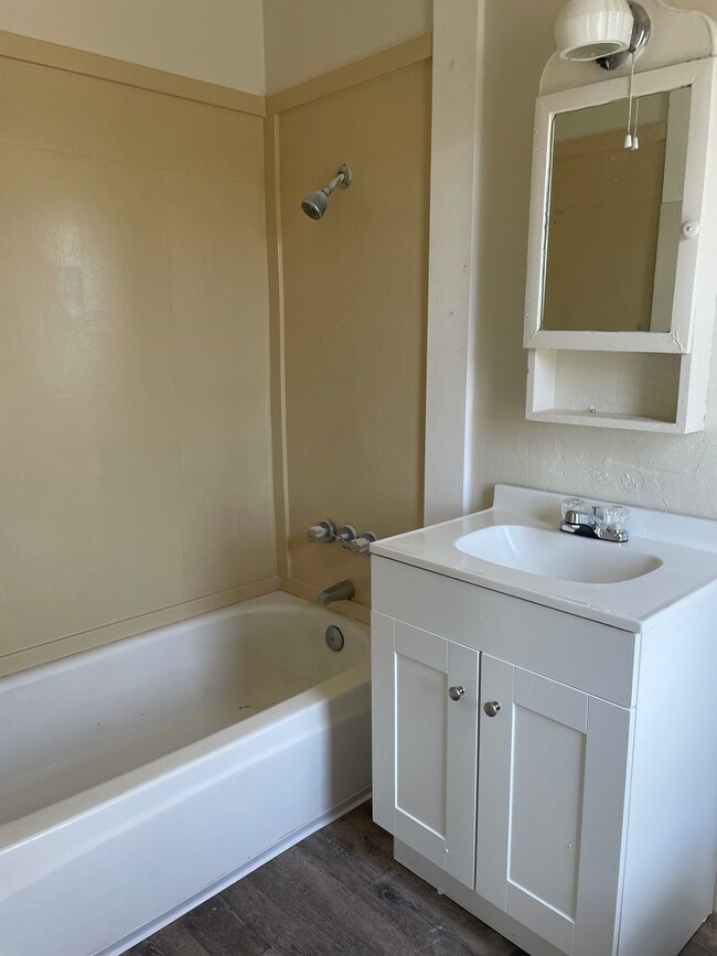 Building Photo - Newly Renovated-1 Bedroom 1 Bath Upstairs ...