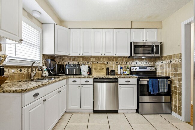 Building Photo - 3500 Corto Ave