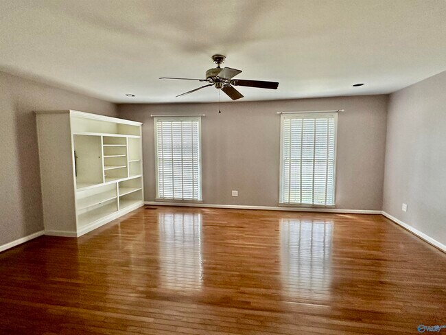 Building Photo - 4010 Medford Dr SE