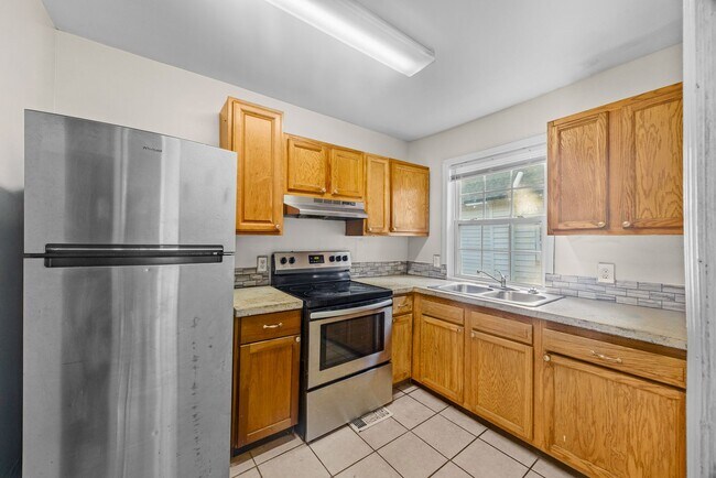 Building Photo - 1709 Le Grand St