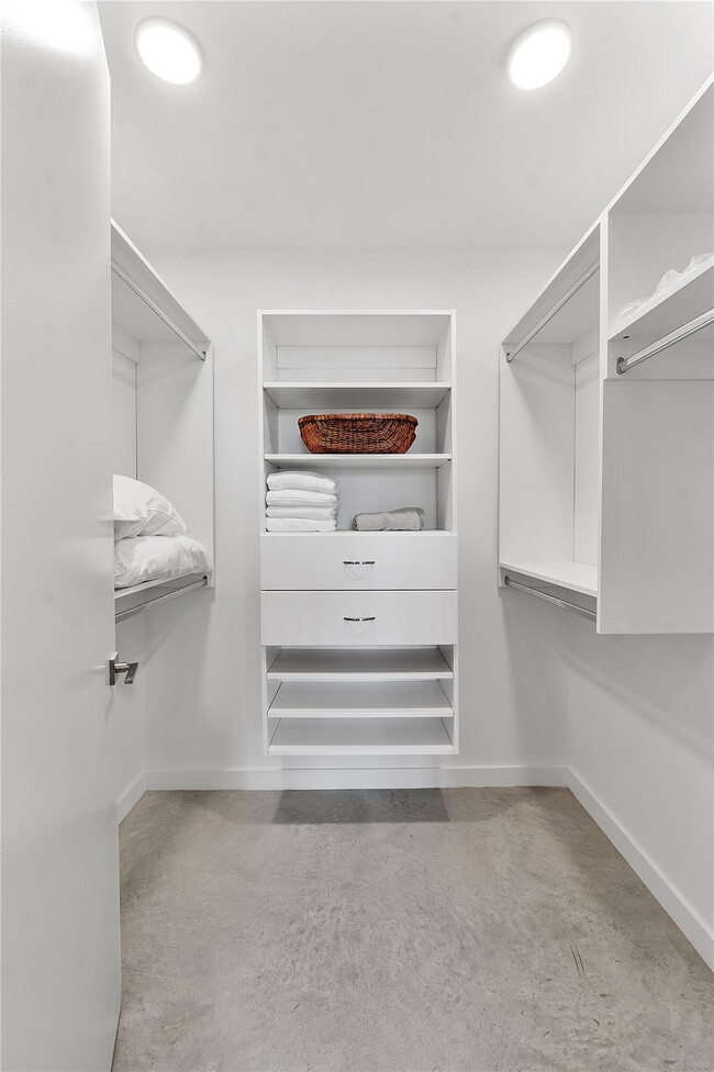 Building Photo - 401 NW 1st Ave