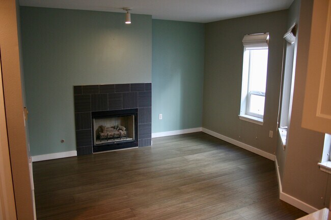 Building Photo - 3028 Western Ave