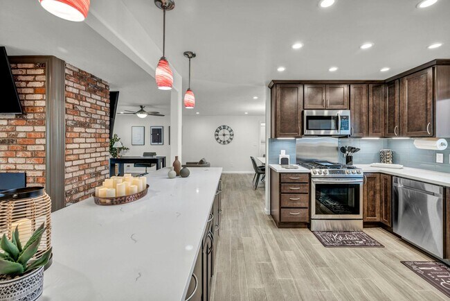 Building Photo - FULLY FURNISHED MOUNTAIN VIEW RETREAT with HOT TUB, RV PARKING & NO HOA