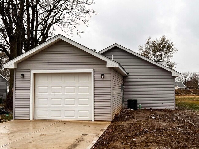 Building Photo - 1218 N Apperson Way
