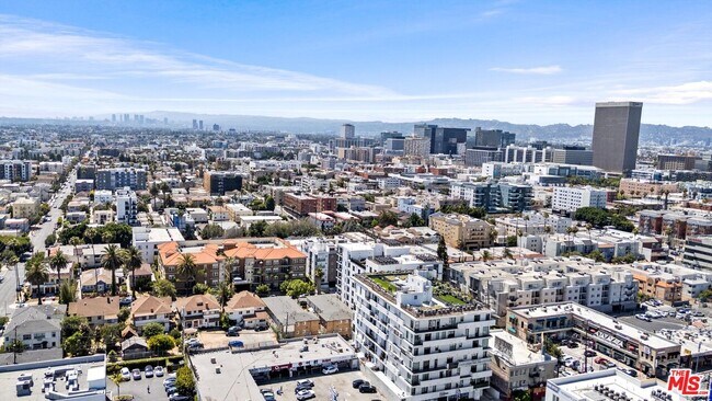 Building Photo - 904 S New Hampshire Ave