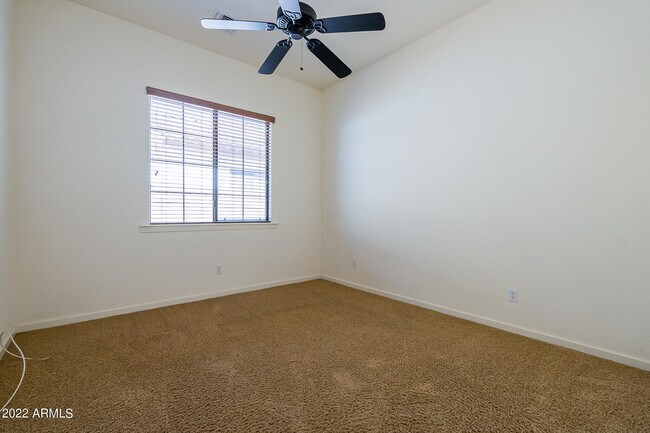 Building Photo - 734 W Juniper Ln