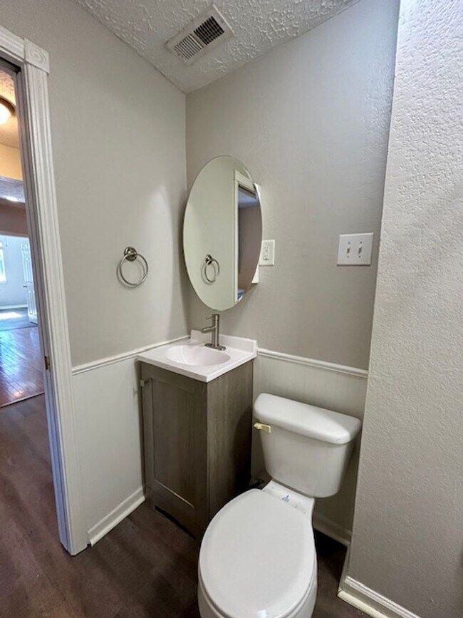 Building Photo - Beautiful 2 Bedroom 1 Bathroom Upper Unit in Fountain Square