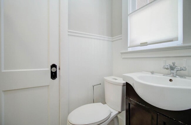 Building Photo - 1310 W Lynwood St