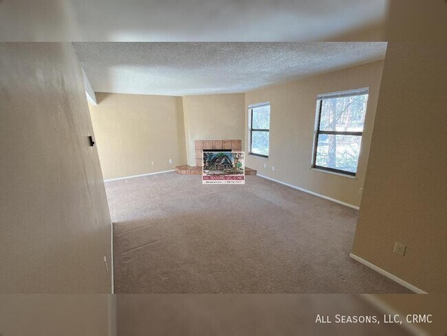 Building Photo - 1525 Spring Valley Dr