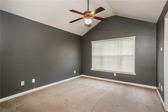 Building Photo - 2860 Ridgeview Dr