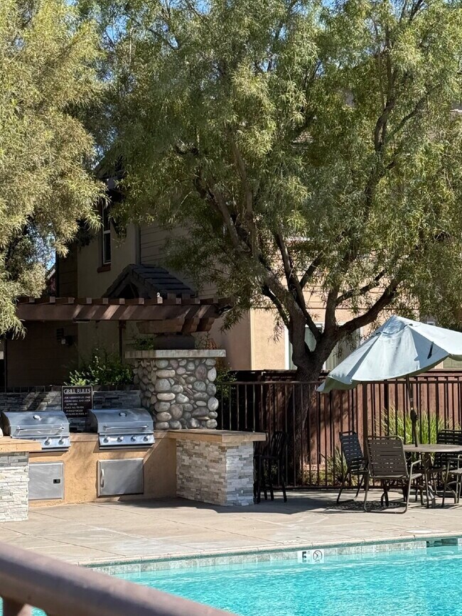 Building Photo - Don't miss out!  This beautiful spacious home offers open floor plan, lot's of natural light, pri...