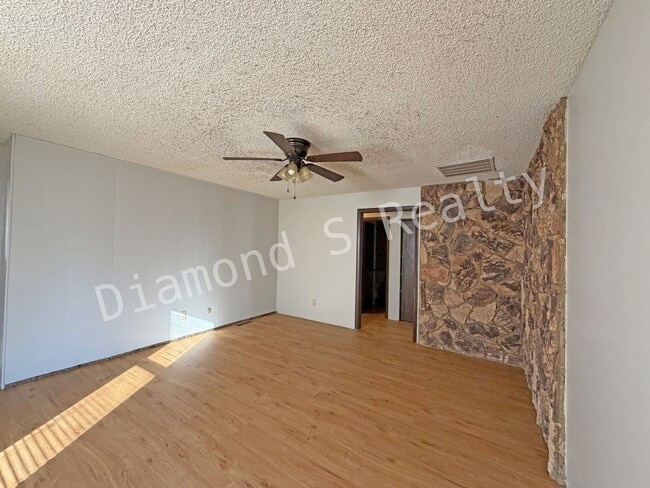 Building Photo - Spacious 2 Bedroom Duplex with Huge Parklike Backyard!