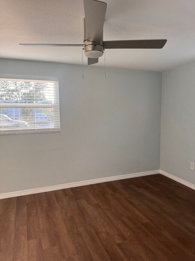 Building Photo - Renovated 2/2 available now !