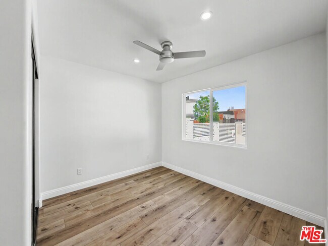 Building Photo - 5035 Zelzah Ave
