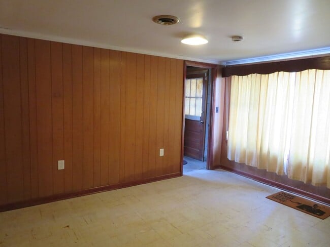 Building Photo - 412 Macarthur Avenue