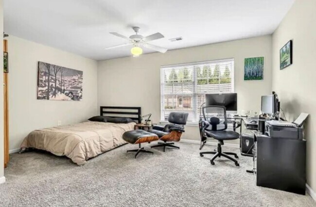 Building Photo - Wonderful updated 2 bedroom 2 bath condo on main level off Battleground ave in NW Greensboro