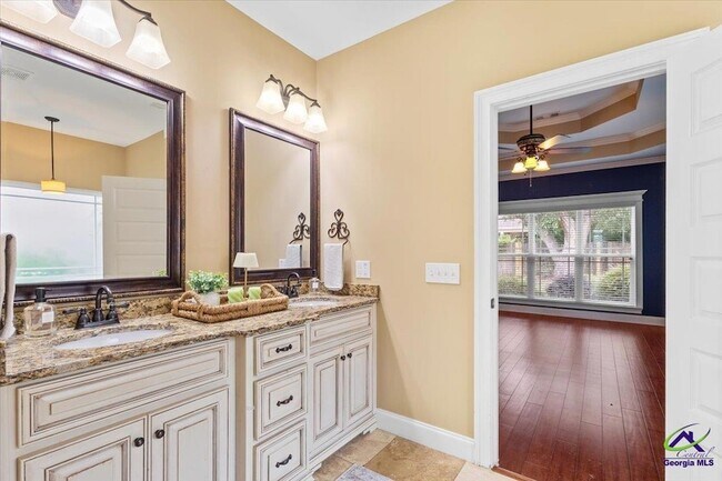 Building Photo - 300 Cheshire Dr