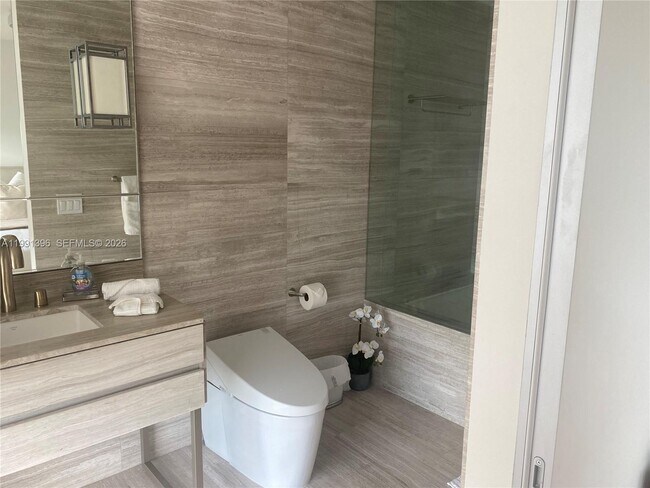 Building Photo - 18975 Collins Ave