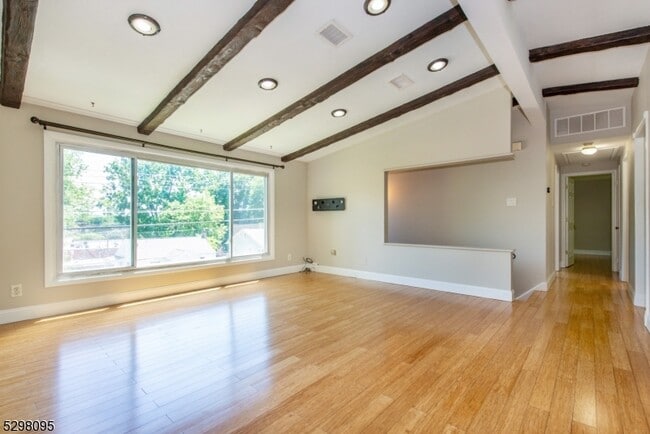 Building Photo - 19 Southwynde Dr