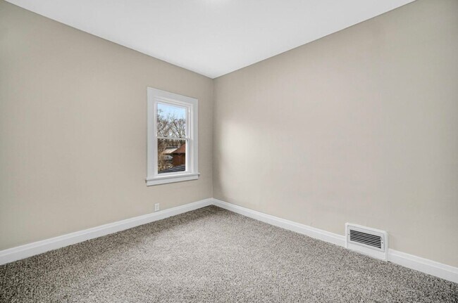 Building Photo - Large Home Totally Remodeled